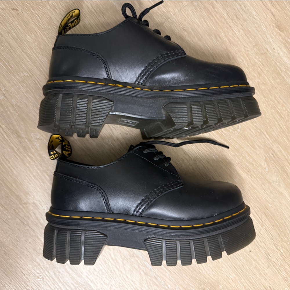 Dr. Martens AUDRICK NAPPA LEATHER PLATFORM SHOES - Picture 4 of 5